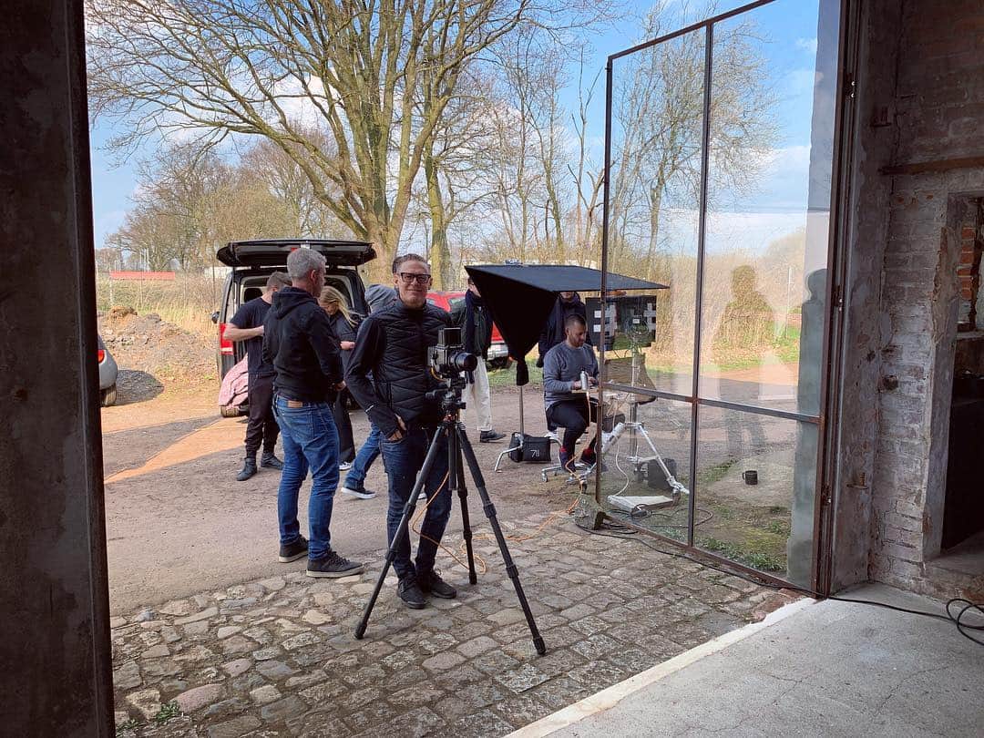 ブライアン・アダムスのインスタグラム：「On set last week for @windsor #bryanadamsshinealight #photoshoot」