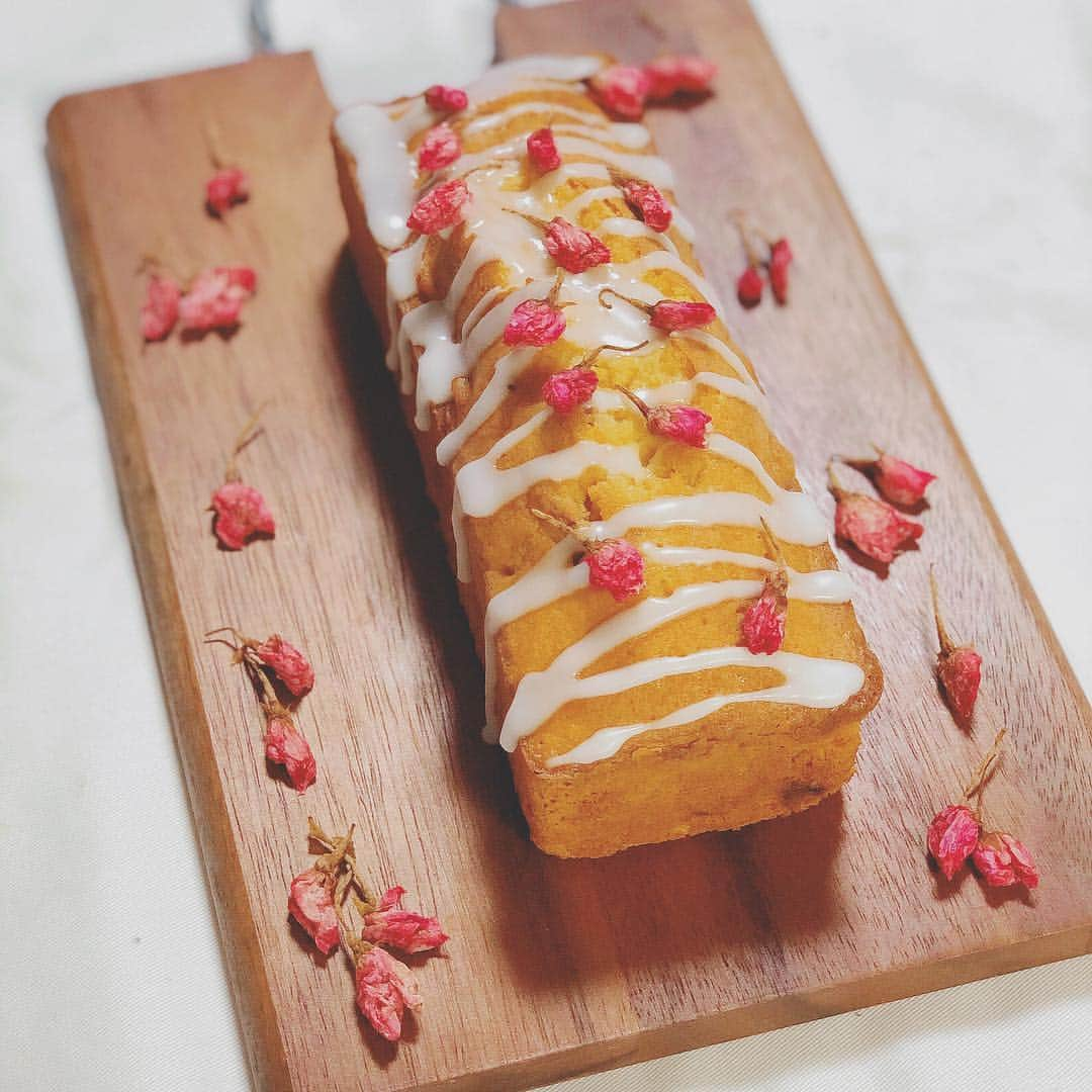 佐藤弥生さんのインスタグラム写真 - (佐藤弥生Instagram)「🌸sakura cake🌸 先日のお花見に持って行ったのは コチラの桜の塩漬けとアイシングで仕上げたパウンドケーキです 勿論、中に自家製の桜の塩漬けが入っていて 一口食べるとアイシングの甘さ 次に塩漬けのしょっぱさもきます オトナのケーキ🌸 女子ウケ良くて良かったです😍 今年も塩漬け頑張るぞ❣️ 桜バージョンはまだまだこれから♪ #桜のパウンドケーキ#桜の塩漬け#sakura#cake#sakuracake#cherryblossom#cherryblossomcake#homemade#homemadecake#yayoscooking#🌸#男子ウケも#旦那さんうけも」4月2日 10時15分 - yayoyayo_s