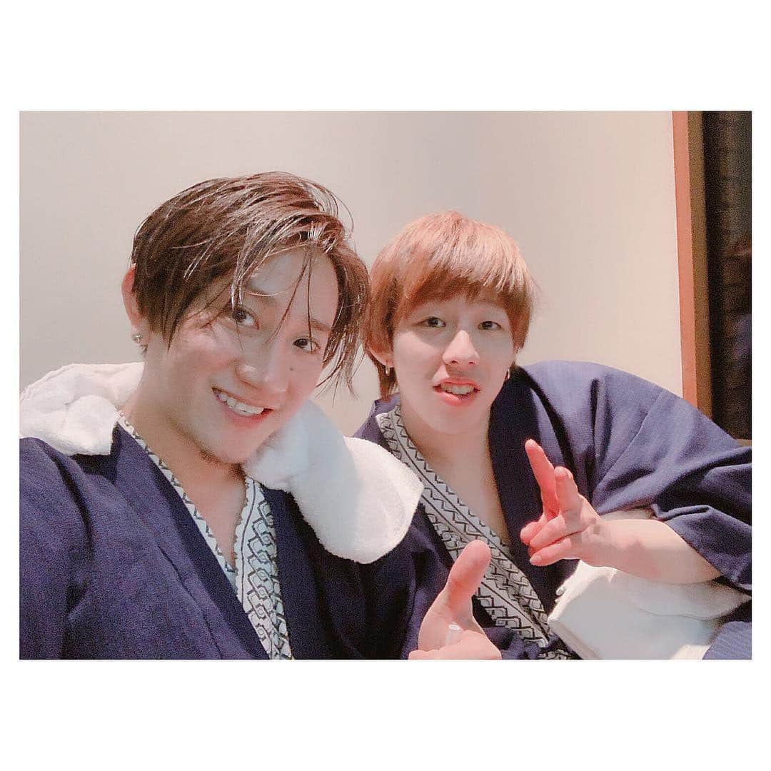 前原穂高のインスタグラム：「おはようございます☀️ 昨日から二泊三日で熱海にてViolet合宿中です！ 昨日この写真を嫁に送ったら 親子みたいだねと笑われました(^^) おじさんになったな〜笑 温泉大好き！ ㅤㅤㅤ パリ渡航のこともブログで書き始めたのでストーリーから見てみてくださいな👍 ㅤㅤㅤ #ヘア #ヘアアレンジ #ヘアスタイル #ヘアメイク #ヘアセット #アレンジ #スタイリング #ほだかっと #ほだからー #ヘアサロン #サロン #美容室 #hair #hairstyle #haircolor @vvvvvvioletttttt  @vvvvvviolet_nagoya  #美容室violet」