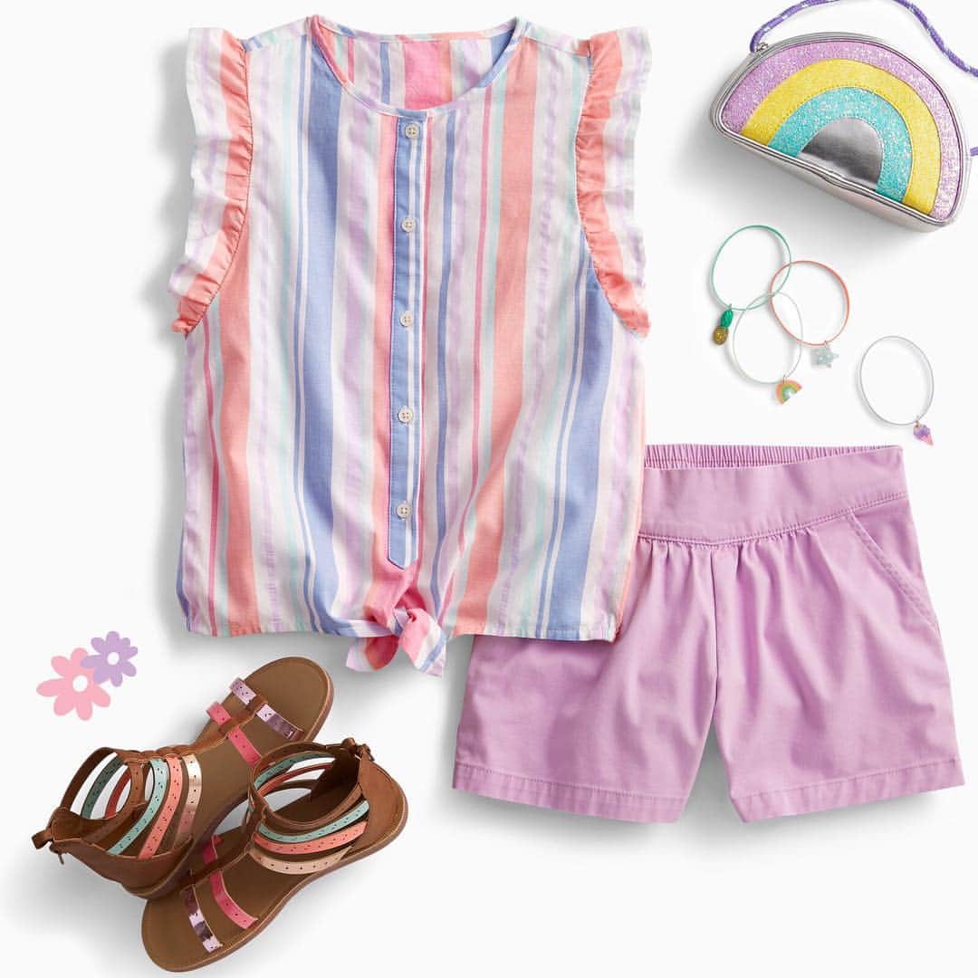 のインスタグラム：「Did you know: when you wear three or more rainbows, a unicorn is born? 🦄 #aprilfools #rainbowpurse #rainbowsandals #alltherainbows #oshkoshkids」