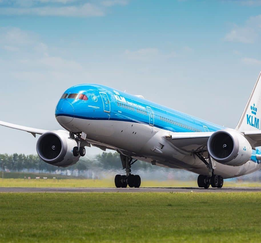 KLMオランダ航空さんのインスタグラム写真 - (KLMオランダ航空Instagram)「In love with flying ✈️ 💙#RoyalDutchAirlines #flyKLM 📸 by @andresbolkenbaas⁣⠀ •⁣⠀ •⁣⠀ •⁣⠀ #shine #airplane #aircraft #aviation #sunshine #aviation #flying #flyingblue #aviationphotography #aviationdaily #dreamliner #Boeing787 #Boeing ⁣」4月2日 5時00分 - klm