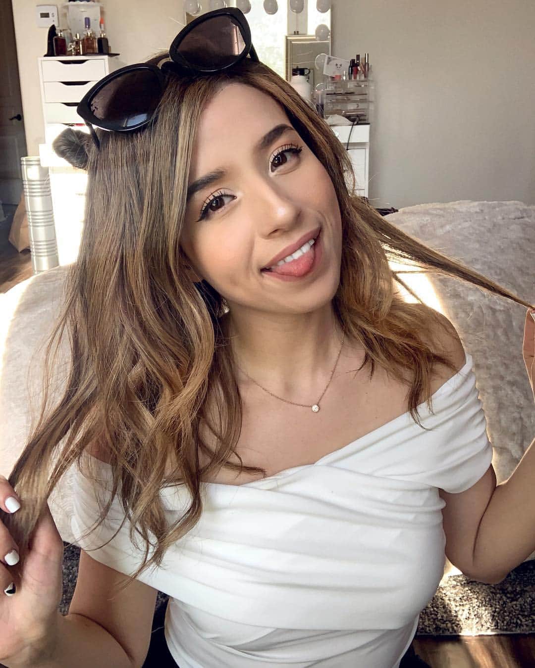 Pokimaneさんのインスタグラム写真 - (PokimaneInstagram)「aight hit me with the best april fools joke you’ve seen today 😎 + swipe for a golden hour photo ☀️😌」4月2日 5時22分 - pokimanelol