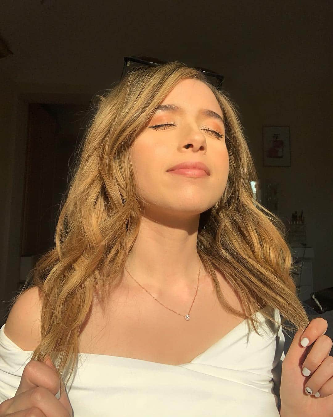 Pokimaneさんのインスタグラム写真 - (PokimaneInstagram)「aight hit me with the best april fools joke you’ve seen today 😎 + swipe for a golden hour photo ☀️😌」4月2日 5時22分 - pokimanelol