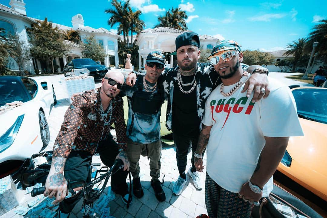 NICKY JAMさんのインスタグラム写真 - (NICKY JAMInstagram)「🤫🤫🤫」4月2日 5時24分 - nickyjam