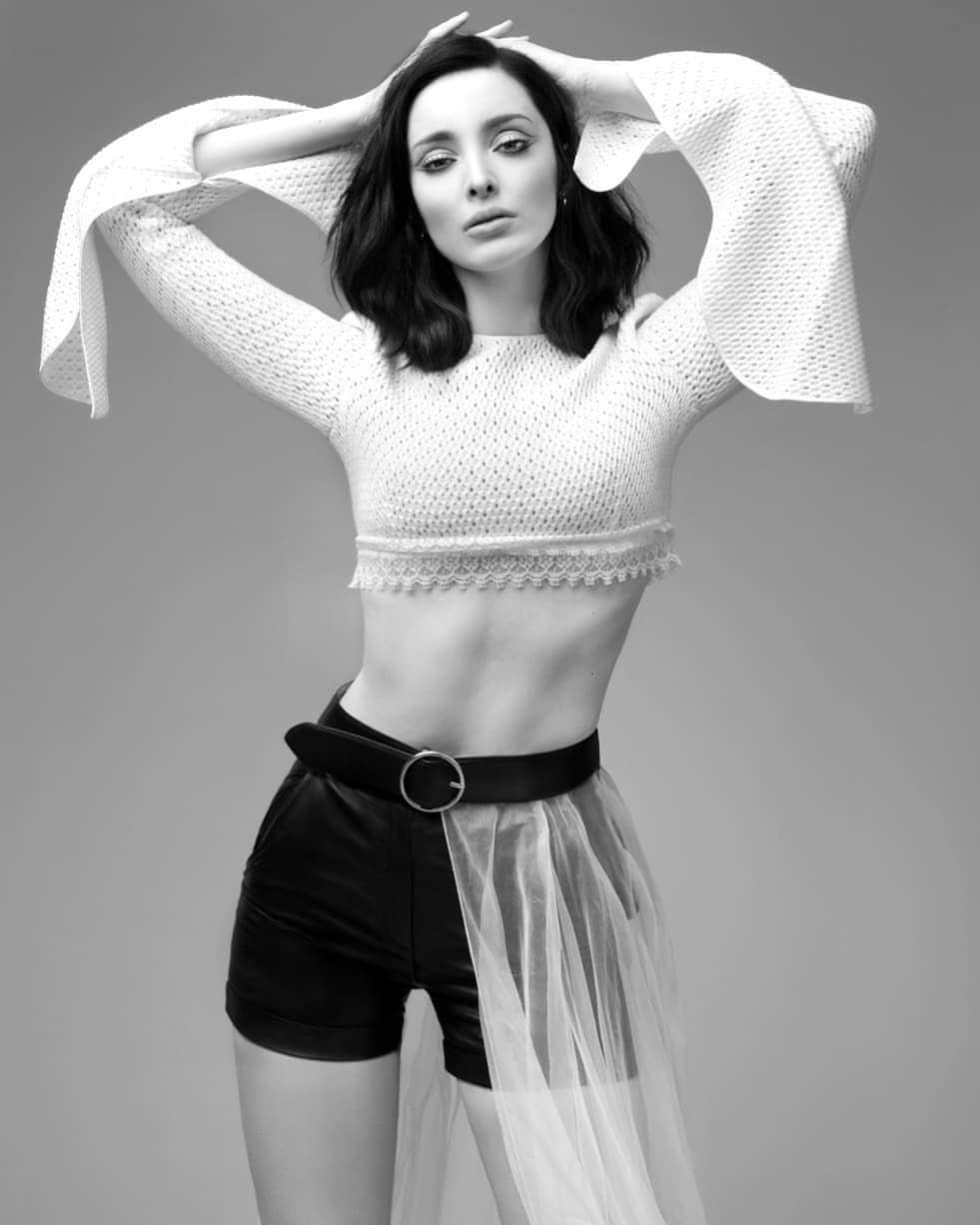エマ・デュモンのインスタグラム：「🖤🖤🖤 📷: @emilysandiferphotography  MU: @marinagravani  HAIR: @paulnortonhair STYLING: @rima_rama  EDITOR-IN-CHIEF: @jazzieperrier INTERVIEW BY: @parker_s_s @casementstudio」