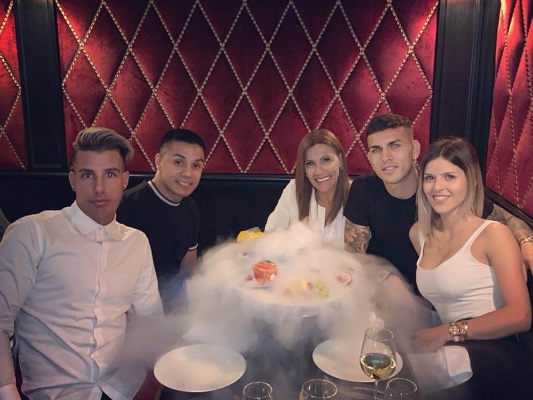 レアンドロ・ダニエル・パレデスのインスタグラム：「Con familia y amigos ❤️」