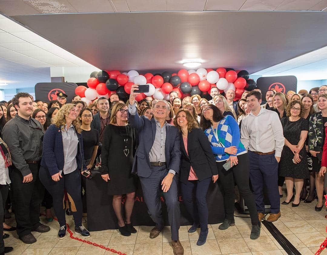 AIR CANADAさんのインスタグラム写真 - (AIR CANADAInstagram)「Today employees celebrated Calin Rovinescu’s 10th anniversary as our CEO and president. 🥳 Thank you from all +31,000 of us! 🙌 . . Célébrations du 10e anniversaire de service de Calin Rovinescu, notre président et chef de la direction. 🥳 Nous sommes plus de 31 000 à vous dire merci! 🙌」4月2日 5時46分 - aircanada