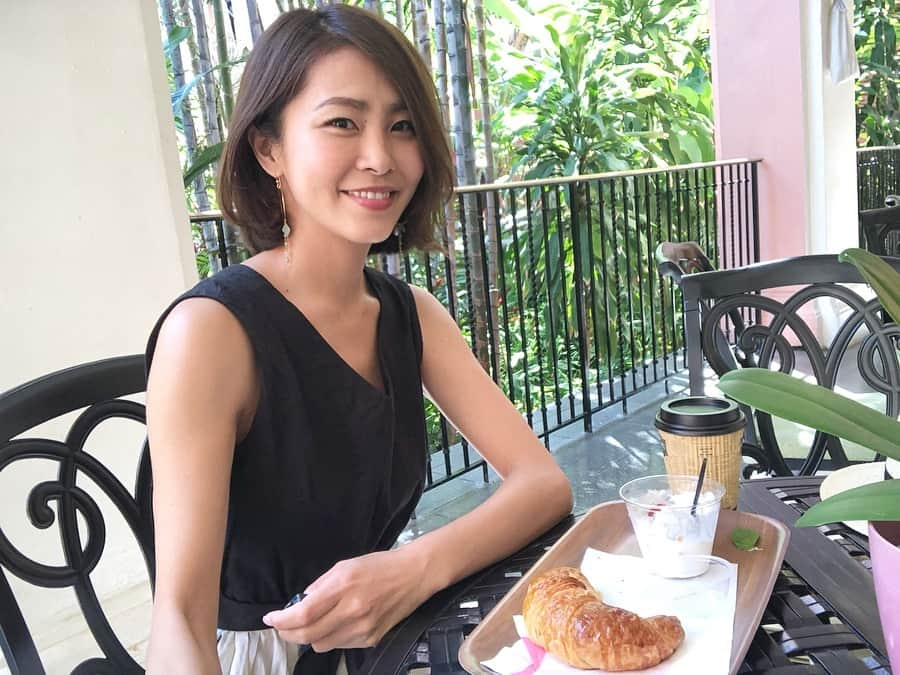 坂元美香さんのインスタグラム写真 - (坂元美香Instagram)「今日のBreakfastはRoyall Hawaiian Bakery でサクッと。 @royal_hawaiian . 今日は撮影dayなのでこれ以上お腹出ないようにパンケーキはお預け🙉🥞 . #royalhawaiianbakery #ロイヤルハワイアンベーカリー #クロワッサン #フルーツヨーグルト #ハワイの朝食 #hawaii #ハワイ #坂元食べログ」4月2日 6時11分 - mika_saka