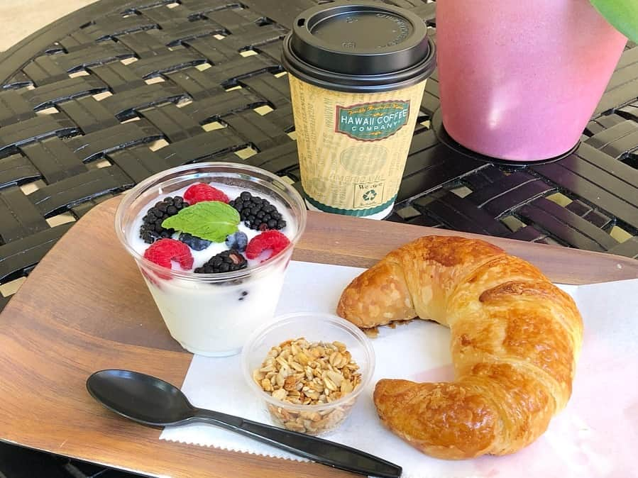 坂元美香さんのインスタグラム写真 - (坂元美香Instagram)「今日のBreakfastはRoyall Hawaiian Bakery でサクッと。 @royal_hawaiian . 今日は撮影dayなのでこれ以上お腹出ないようにパンケーキはお預け🙉🥞 . #royalhawaiianbakery #ロイヤルハワイアンベーカリー #クロワッサン #フルーツヨーグルト #ハワイの朝食 #hawaii #ハワイ #坂元食べログ」4月2日 6時11分 - mika_saka