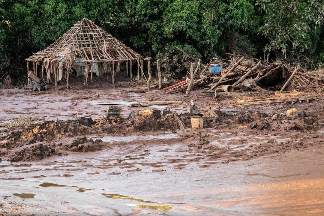 カゼミーロさんのインスタグラム写真 - (カゼミーロInstagram)「El ciclón Idai ha dejado a más de 900.000 niños y niñas sin las atenciones más básicas. Los profesionales de @savethechildren_es están proporcionando la ayuda básica a estos niños y sus familias. Además, están ayudando a muchos de estos pequeños a reunificarse con sus familias, ya que debido a la catástrofe, se habían separado de sus seres queridos. La situación de emergencia se agrava conforme va pasando el tiempo. Casas, caminos y puentes han sido arrasados y las tierras agrícolas están completamente sumergidas. No hay agua potable, lo que aumenta el riesgo de contraer enfermedades como el cólera. Si quieres ayudar, entra en www.savethechildren.es.」4月2日 6時04分 - casemiro