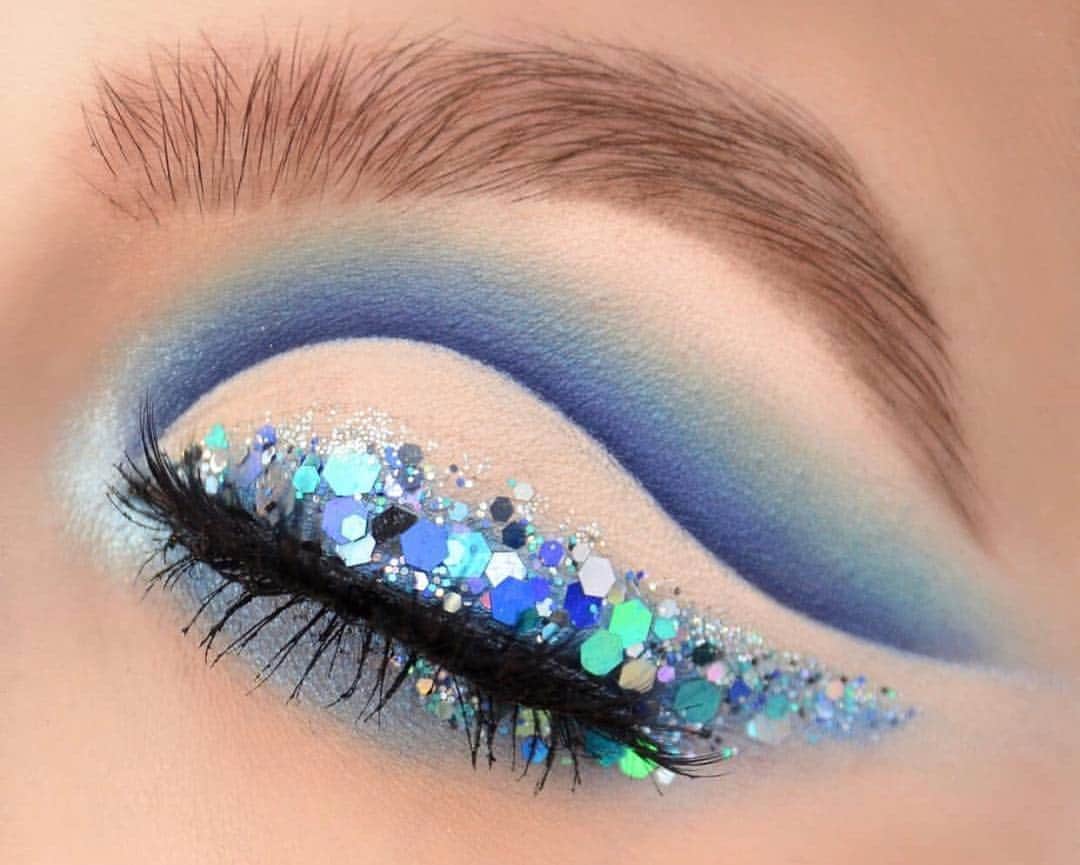 Jeffree Star Cosmeticsさんのインスタグラム写真 - (Jeffree Star CosmeticsInstagram)「GLITZ ✨✨ This blue #sparkle filled #eyeshadow look by @bellep01 has a #cutcrease for the books 📖📖 She used #velourliquidlipstick shade ‘Blue Velvet’ to cut the crease and ‘Breakfast  At Tiffany’s’ in the waterline 💧💧Photo by: @bellep01 #jeffreestarcosmetics #blueblood #vegan」4月2日 6時07分 - jeffreestarcosmetics