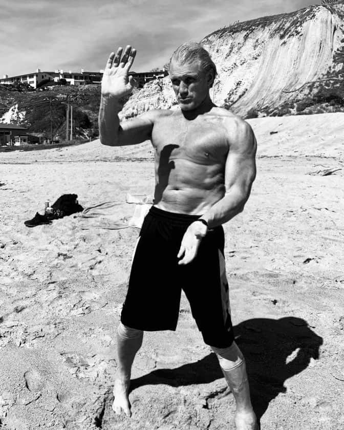 ドルフ・ラングレンさんのインスタグラム写真 - (ドルフ・ラングレンInstagram)「Martial arts on the beach. Nothing better to synchronize your mind and body. #shinkyokushin @kyokushin_kan」4月2日 6時07分 - dolphlundgren