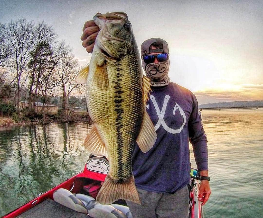 Filthy Anglers™さんのインスタグラム写真 - (Filthy Anglers™Instagram)「Motivation Monday: Team Filthy member and all around great human being @jasngreenfishing is chasing his dream everyday. He is now one step closer to making his dream a reality, that dream you ask, professional fishing (he can get into detail if he wants.) I’ve listened to a number of motivational speeches over the last week (went deep down a bunny hole in fbook and couldn’t get out.) There is always one constant with whoever is talking or sharing their story, via YouTube, Facebook and they all say “You have to believe in yourself.” Sounds so simple and cliche, but if you sit back and think about it, it’s the truth. We believe in you Jason and know you believe in yourself. I actually spoke with him on the phone just the other day, I’m even a bigger fan of him today. Best of luck bud, ohhhh and nice fish! www.filthyanglers.com #filthyanglers #getfilthy #hunting #bassfishing #fishing #fishon #hunting #outdoors #largemouthbass #smallmouth #largemouth #bigbass #outdoors #family #fishforlife #ladyangler #jlj #nature  #girlswhofish #angler #sportfishing  #fishingtrip #iamsportsman #getoutside」4月2日 6時13分 - filthyanglers