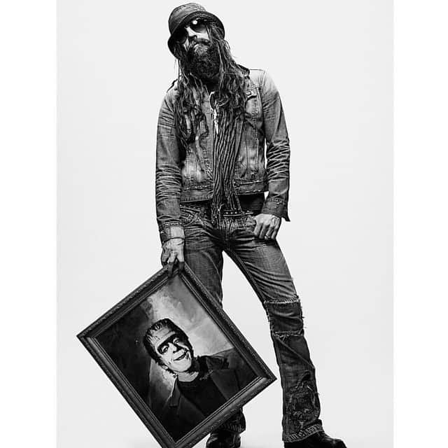 のインスタグラム：「Me and my Herman. That's a Basil Gogos original. Not a reproduction. It is fucking amazing. Although I have seen it printed all over the place. I was lucky to be friends with Basil for 20 years. #robzombie #hermanmunster #themunsters #basilgogos」