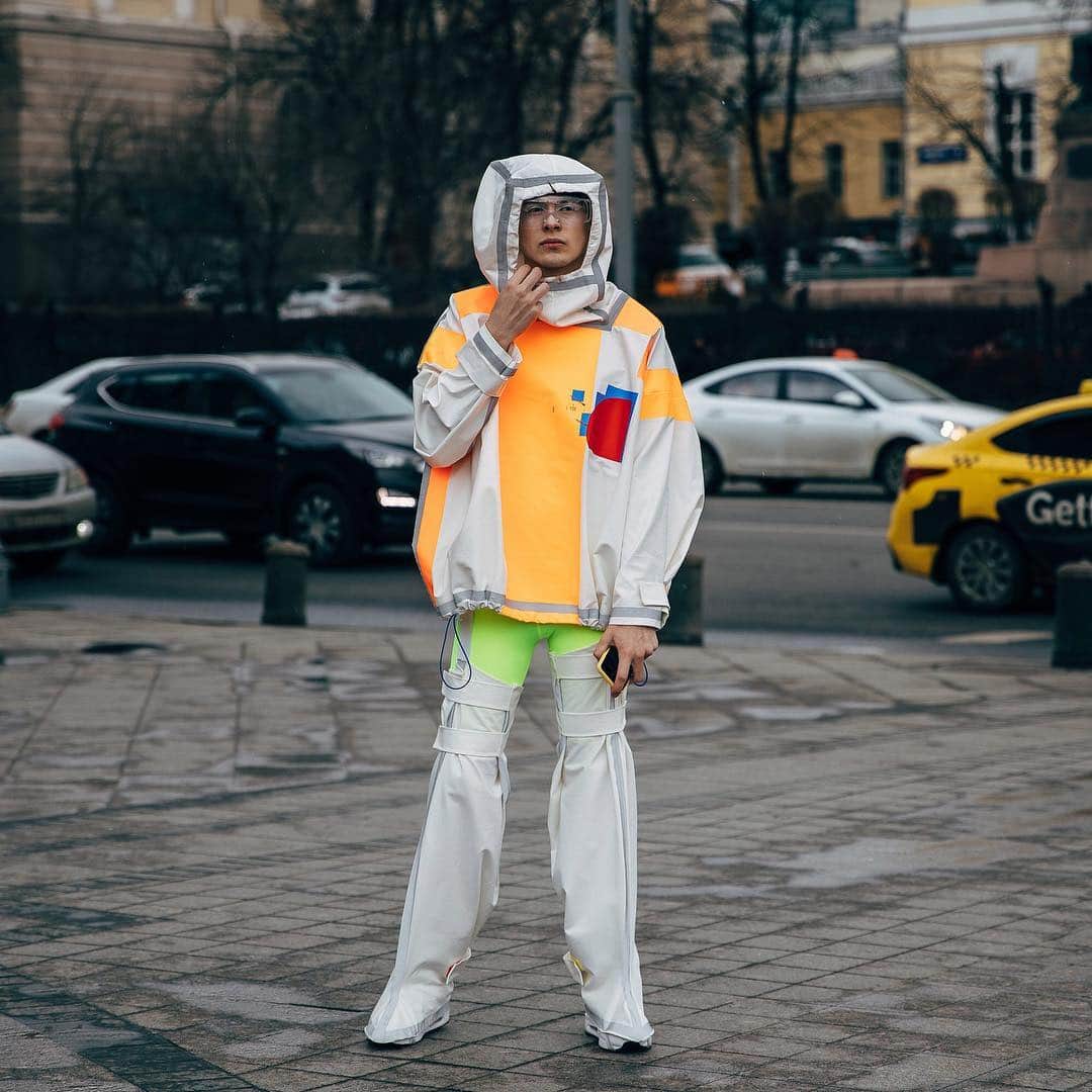 Vogue Runwayさんのインスタグラム写真 - (Vogue RunwayInstagram)「On the accessories front at Russia Fashion Week, we're seeing a continuation of the trends that picked up steam in Europe, with some seriously unique looks, including the above that's akin to a @NASA space suit. Be inspired by the latest street style coverage at the link in our bio. Photographed by @styledumonde」4月2日 6時27分 - voguerunway