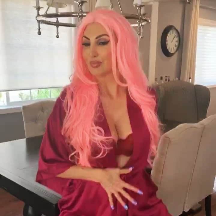 ヘザー・マクドナルドのインスタグラム：「Cardi B premieres on IG at 6pm PST tonight. Get excited bitches!! #cardib #cardibedits」