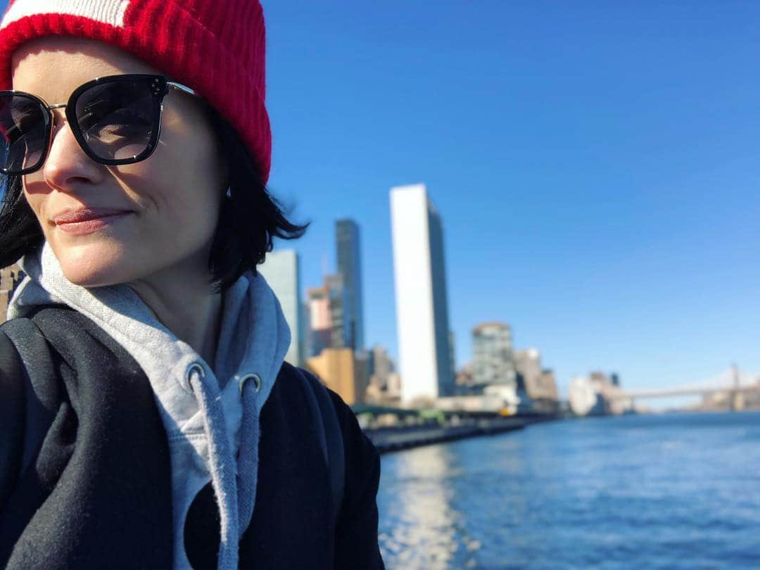 ジェイミー・アレクサンダーさんのインスタグラム写真 - (ジェイミー・アレクサンダーInstagram)「Took the Ferry home from physical therapy today 😍 Made me so happy! Thank you to the nice lady that helped me up and down the stairs ♥️ #NYC #ERferry」4月2日 6時25分 - jaimiealexander