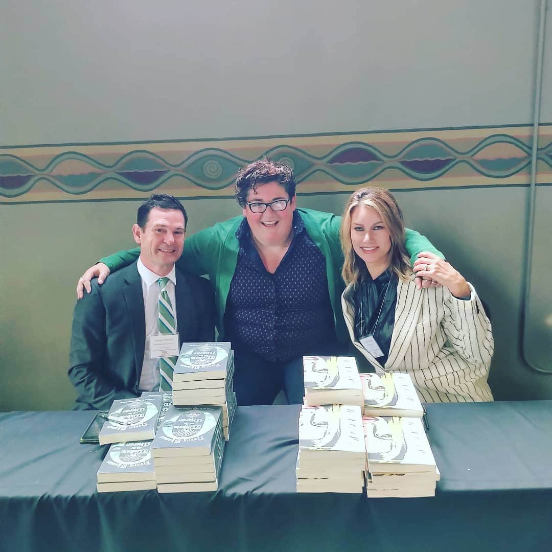 ダフ・マッケイガンさんのインスタグラム写真 - (ダフ・マッケイガンInstagram)「@susanholmesmckagan and @hjthomasjr with their new novels @rarebirdlit booth at Pacific NW Association booksellers conference today!」4月2日 6時37分 - duffmckagan