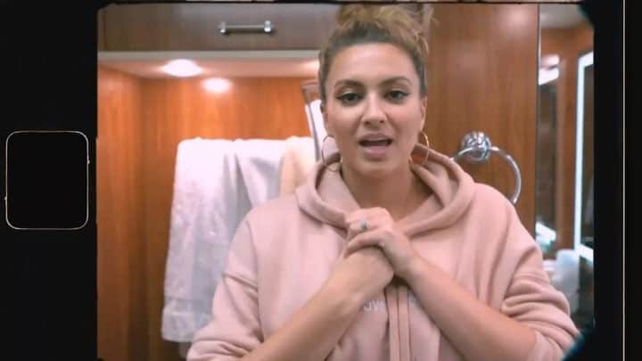 トーライ・ケリーのインスタグラム：「i’ve gotten a lot of people asking how i take care of my skin on the road... might be a little unique, but here ya go💁🏼‍♀️」