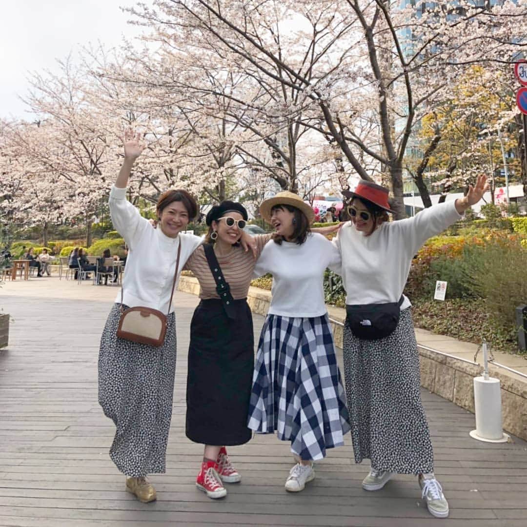 amigo.amigo.5205622さんのインスタグラム写真 - (amigo.amigo.5205622Instagram)「. ★#お花見　★. . 先週#ミッドタウン で お花見しましたー🌸. @ayakonbubu. @harunya0129.  @inoyuu07. . 初めて六本木でお花見したけど 綺麗だったー♡. . （コーデ）. 今年注目の#ワンショルダー コーデ♡. #ボトムス：#リエディ @reedit_official. (130466). . #お花見🌸#お花見コーデ #お花見日和 #花見 #花見🌸 #六本木 #六本木ミッドタウン  #roppongi #Flower #sakura #sakura🌸  #観光#観光スポット  #観光地 #tokyo#happy  #happylife #fashions #fashion#ootd  #花が好きな人と繋がりたい  #お洒落さんと繋がりたい  #写真部 #instafashion」4月2日 6時40分 - amigo.amigo.5205622