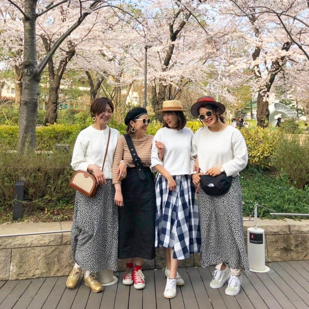 amigo.amigo.5205622さんのインスタグラム写真 - (amigo.amigo.5205622Instagram)「. ★#お花見　★. . 先週#ミッドタウン で お花見しましたー🌸. @ayakonbubu. @harunya0129.  @inoyuu07. . 初めて六本木でお花見したけど 綺麗だったー♡. . （コーデ）. 今年注目の#ワンショルダー コーデ♡. #ボトムス：#リエディ @reedit_official. (130466). . #お花見🌸#お花見コーデ #お花見日和 #花見 #花見🌸 #六本木 #六本木ミッドタウン  #roppongi #Flower #sakura #sakura🌸  #観光#観光スポット  #観光地 #tokyo#happy  #happylife #fashions #fashion#ootd  #花が好きな人と繋がりたい  #お洒落さんと繋がりたい  #写真部 #instafashion」4月2日 6時40分 - amigo.amigo.5205622