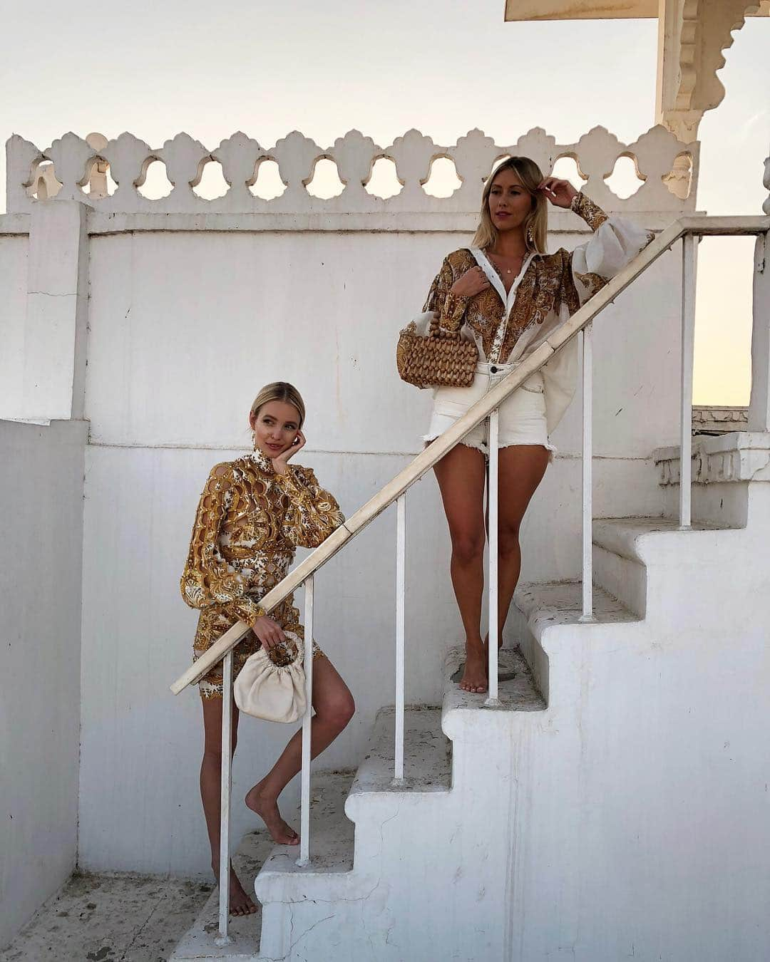 レオニー・ハンネさんのインスタグラム写真 - (レオニー・ハンネInstagram)「My first time in India was unreal... and I feel beyond lucky for spending the last days of it exploring Udaipur & Jaipur with my sister from the other side of the world @lisadanielle__. I feel so inspired by her big heart and her generosity... The kind of support and friendship I’ve seen amongst my Australian friends is so beautiful and pure and I wish to bring more of this into the European fashion industry, where female empowerment is still more of a trendy topic then the truth I’m seeing in every day life... I’m so happy I met this angel and can’t wait to see her so soon again. 💛 Anzeige (for tagging my friend, lol ;))」4月2日 6時41分 - leoniehanne