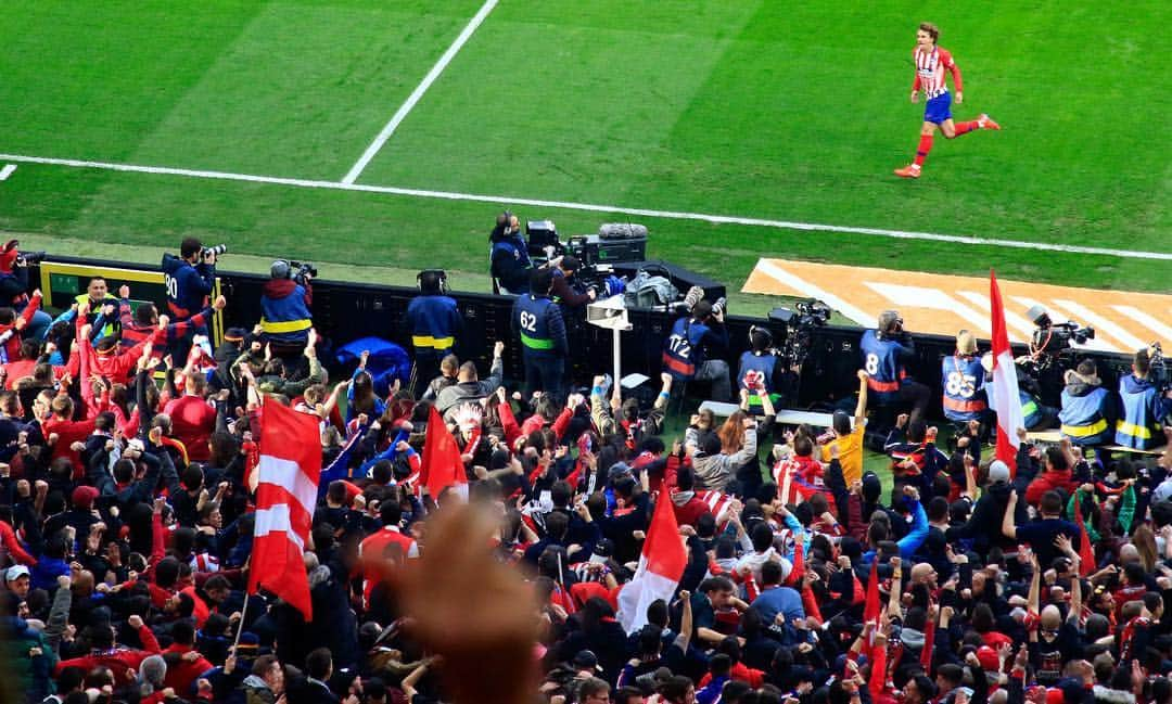 アトレティコ・マドリードさんのインスタグラム写真 - (アトレティコ・マドリードInstagram)「🔴⚪🔴 ¡Volvemos al Wanda Metropolitano! ¡Volvemos a jugar ante nuestra afición! 😉 🔜 Se acerca el #AtletiGirona... ¡mañana nos vemos a las 19:30! - 🔴⚪🔴 See you tomorrow at the Wanda Metropolitano for a new LaLiga game! 😉 🔜 #AtletiGirona 🕢 7.30 p.m. CET - 🔴⚪🔴 De retour au Wanda Metropolitano! Vivement demain pour retrouver nos supporters! 😉 🔜  Rendez-vous à 19h30 pour #AtletiGirona!  #AúpaAtleti #Atleti #Atlético #AtléticoDeMadrid #Fútbol #LaLiga #Soccer #Football #GoAtleti」4月2日 6時47分 - atleticodemadrid