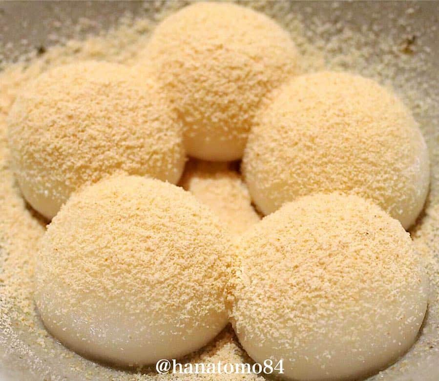 のインスタグラム：「. . . 作りたての白玉やくずきりなどが楽しめる甘味カフェ 「甘味 みつや」が2018年8月、東京・浅草にオープン。 . こちらでは、注文後に茹でるもっちりぷるぷるの白玉に手作りの自家製蜜を合わせた、その名も「みつ白玉」が食べられるぞ！ . https://www.enjoytokyo.jp/style/110495/ . 一番人気の「黒みつきなこ」(680円)は、モチモチの白玉にたっぷりのきな粉をかけた一品。沖縄県波照間島の黒糖に水と和三盆を加えて煮詰めた自家製の「黒蜜」をかけると、さらに美味しさ◎！ . 色鮮やかなグリーが映える「ずんだ」(730円)は、枝豆に比べて、色、香りが強い、山形県産の秘伝豆を使用した贅沢な一品。こちらには鹿児島県喜界島で採れた天然のキビ糖に水を加えて煮詰めた「白蜜」をかけていただくのがオススメ！ . さらに「みたらし」(680円)は、甘じょっぱい味わいが特徴で、白玉とも相性バツグン！別添えの七味をかけると、味にグッと深みが増すのでぜひ試してみて！ . 連日混み合う同店ですが、平日なら16時以降、土日祝なら開店の30分前に並べば、すんなり入店しやすいそうですよ。 . . ————————————————— . 住所 : 東京都台東区浅草1-32-13 ‪営業時間 : 11:00〜18:00(L.O.17:30) ‬ ※材料がなくなり次第終了 ‪電話番号 : 03-6802-7710‬ ‪席数 : 全16席‬ ‪定休日 : 水曜日(不定休あり)‬ . 東京メトロ銀座線 浅草駅 1番出口より徒歩3分 . ————————————————— . #カフェスタグラム#東京カフェ#東京スイーツ#カフェ部#カフ ェ巡り#浅草カフェ#浅草散歩#みつや#和菓子カフェ#浅草巡り#浅草寺雷門#白玉粉#白玉だんご#黒みつきなこ #はなとも浅草」