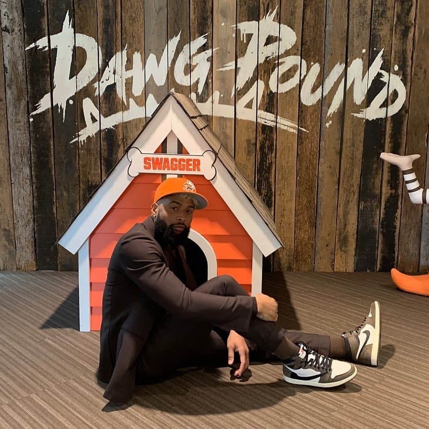 Sneaker Newsさんのインスタグラム写真 - (Sneaker NewsInstagram)「@OBJ laces up the Travis Scott x Air Jordan 1 for his officially intro with the Cleveland Browns. Predict his catches/yards/TDs for the upcoming season!」4月2日 7時03分 - sneakernews