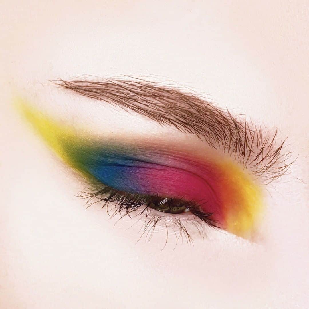 M·A·C Cosmetics Canadaさんのインスタグラム写真 - (M·A·C Cosmetics CanadaInstagram)「M·A·C Artist @viktorpeters from #MACCosmeticsQueenWest created this tie-dye eye with Chrome Yellow, Bright Pink, and Triennial Wave from the Art Library Palette in It’s Designer 🖌🎨 #MACArtLibrary」4月2日 7時00分 - maccosmeticscanada