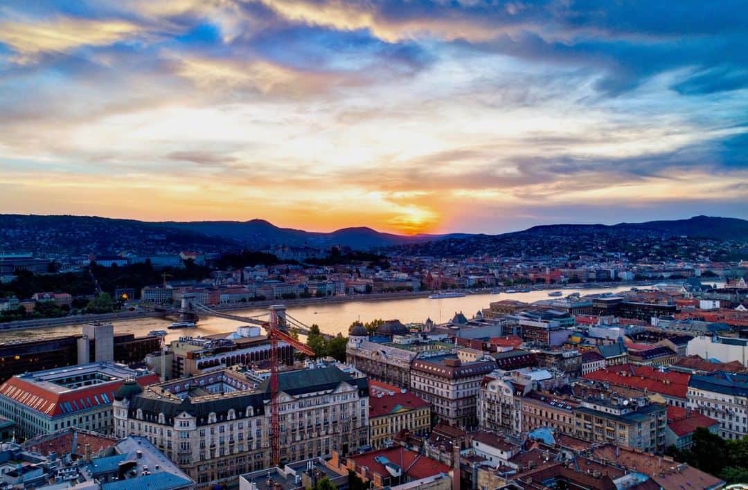 リッツ・カールトンさんのインスタグラム写真 - (リッツ・カールトンInstagram)「Look toward bright horizons, and discover an unforgettable getaway at The Ritz-Carlton, #Budapest. #Hungary #Europe #traveleurope #Danube #horizon #sunset #goldenhour #getaway #cityview #cityscape #skyline #discover #travel #travelgram #Instatravel #traveldiaries #RCPartner via – @TreyRatcliff」4月2日 7時00分 - ritzcarlton