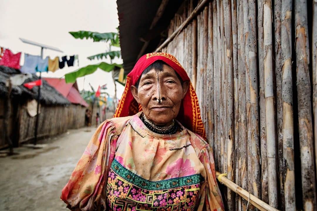 National Geographic Travelさんのインスタグラム写真 - (National Geographic TravelInstagram)「Photo by @andrea_frazzetta | The Island of Aligandì, a woman from the Guna people. The archipelago of San Blas consists of hundreds of small islands administered by Guna natives. The Gunas are a strongly-knit tribal society. Believed to be descendants of the Caribs, they still live in much the same manner as their ancestors. The "Comarca" (region) of the Guna Yala is located in the Northeast of Panama facing the Caribbean Sea. To see more photos from my travels, follow me @andrea_frazzetta #Panama #ocean #sanblas」4月2日 7時07分 - natgeotravel