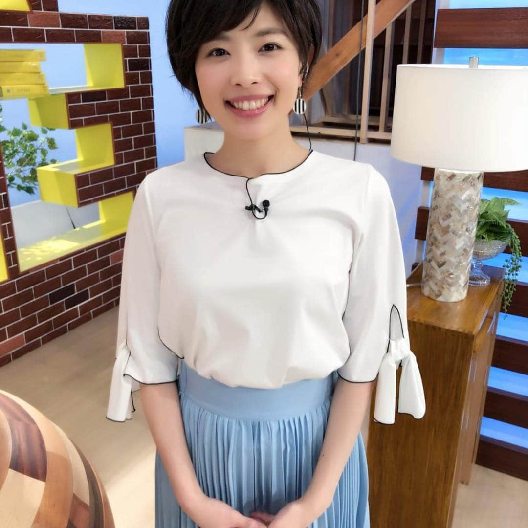 林マオさんのインスタグラム写真 - (林マオInstagram)「昨日からミヤネ屋 新セットになりましたぁ✨ 初心を忘れずに、 今年度も頑張ります！ よろしくお願いします！！ トップス#じおん商事 スカート#レスピーギ」4月2日 7時15分 - maohayashi_ytv