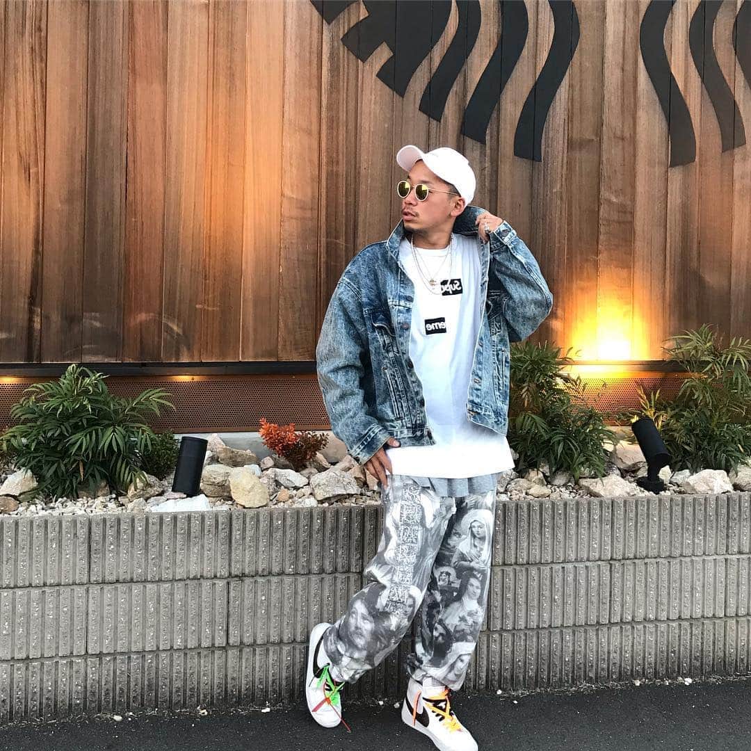 のインスタグラム：「春コーデ🌸 ・ ホワイト多めのさわやかコーデ😎🌷 ・ supremeのスウェットパンツ集めようかな✨ ・ なんか程よく緩くて好き😎🛹 ・ ちなみにコーヒーはスタバじゃなくてローソンの100円の☕️ ・ #イルマニア#mcma#mcmastyle#illmatic#ootd#supreme#commedesgarcons #levis#nike#blazer#louisvuitton#virgilabloh#starbucks#coffee#lawson」