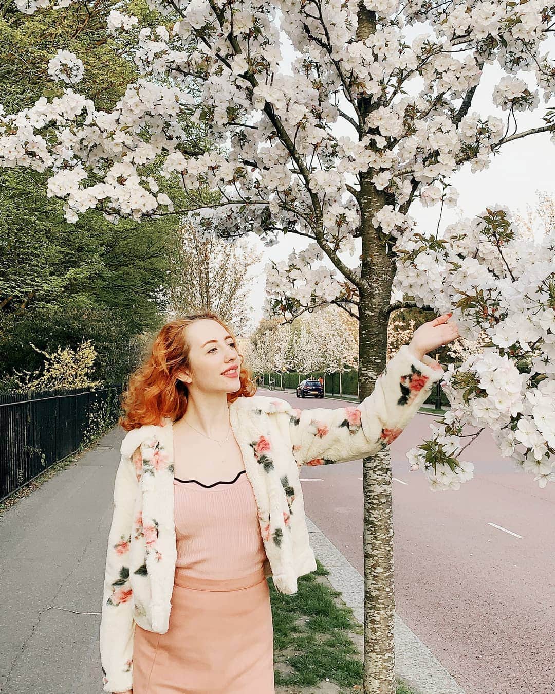 ベッキー・クルーエルのインスタグラム：「thick snow like leaves and petals  p/@snackyboy」