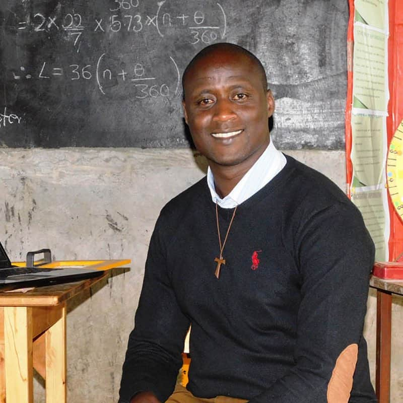 Nia Sioux Frazierさんのインスタグラム写真 - (Nia Sioux FrazierInstagram)「This week’s #RoleModelMonday is Peter Tabichi, a math & physics teacher from rural Kenya. Tabichi teaches at a school in Pwani Village which has only one computer, poor internet, and a student / teacher ratio of 58:1.  Tabichi’s students face many challenges, ranging from food scarcity to drug abuse, and much more. After witnessing so much severe need first hand, he began to give away 80% of his monthly income to help his students with their academics & learning tools. His donations have lead to 2x enrollment and more of his students graduating and going to college. Through these accomplishments, Tabichi was awarded the Varkey Foundation Global Teacher Prize this past Sunday! When awarded with this title, he stated “ The prize does not recognize me, but recognizes this great continent’s young people.” Cheers to you, Peter Tabichi! The influence of a good teacher can never be erased.」4月2日 7時28分 - niasioux