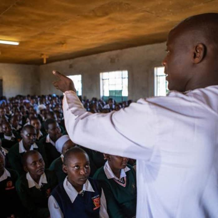 Nia Sioux Frazierさんのインスタグラム写真 - (Nia Sioux FrazierInstagram)「This week’s #RoleModelMonday is Peter Tabichi, a math & physics teacher from rural Kenya. Tabichi teaches at a school in Pwani Village which has only one computer, poor internet, and a student / teacher ratio of 58:1.  Tabichi’s students face many challenges, ranging from food scarcity to drug abuse, and much more. After witnessing so much severe need first hand, he began to give away 80% of his monthly income to help his students with their academics & learning tools. His donations have lead to 2x enrollment and more of his students graduating and going to college. Through these accomplishments, Tabichi was awarded the Varkey Foundation Global Teacher Prize this past Sunday! When awarded with this title, he stated “ The prize does not recognize me, but recognizes this great continent’s young people.” Cheers to you, Peter Tabichi! The influence of a good teacher can never be erased.」4月2日 7時28分 - niasioux