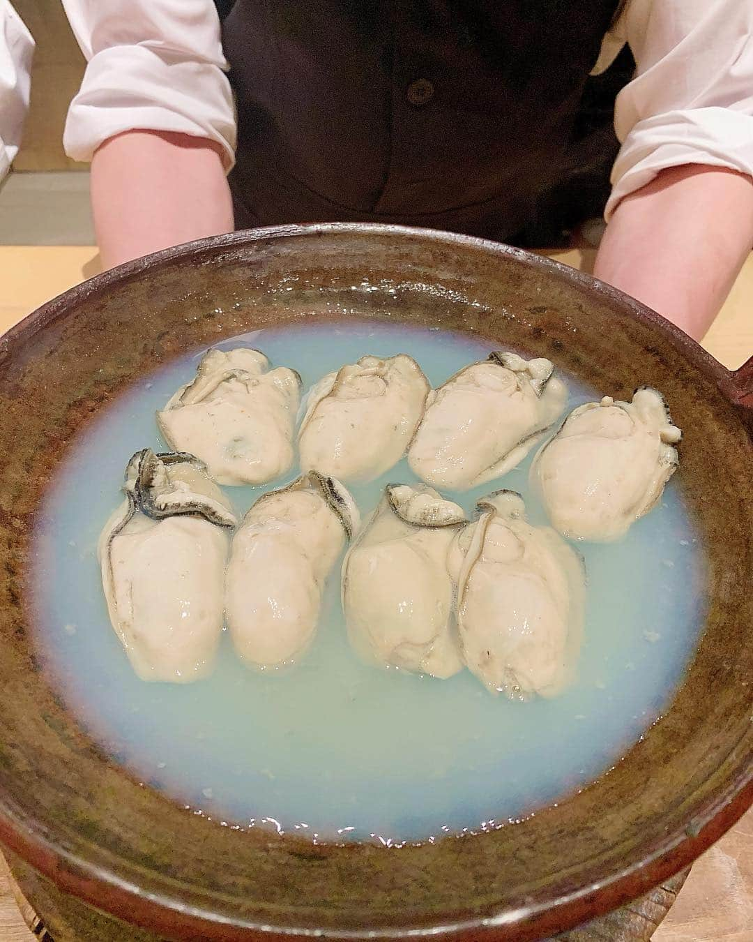 伴かなみさんのインスタグラム写真 - (伴かなみInstagram)「【初音鮨🍣】﻿ ﻿ 大将のパフォーマンスが最高で、﻿ 女将さんの笑顔に癒された❤️❤️ 巻物が最高に美味しかったです🤤﻿ ﻿ ﻿ #鮨 #初音鮨 #sushi」4月2日 7時33分 - k____n.8