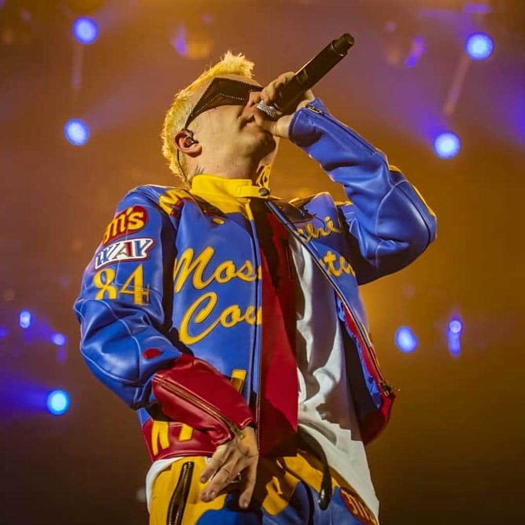 Moschinoさんのインスタグラム写真 - (MoschinoInstagram)「#Repost @lebonwskidaily ・・・ Salmo at Mediolanum Forum last Saturday. 30/03/2019 @lebonwski #moschino @itsjeremyscott 📸@francescoprandoni #lebonwskidaily #lebonwski #salmo」4月2日 7時34分 - moschino