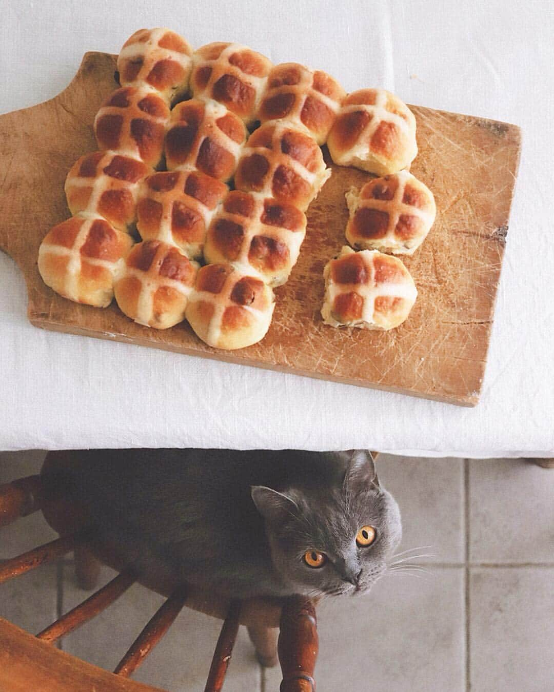 樋口正樹さんのインスタグラム写真 - (樋口正樹Instagram)「Hot cross buns . 今朝は焼きたてパン、 ホットクロスバンズ。 生地にはレーズンと クルミを混ぜ込んで、 中は小豆の粒あんこ。 . . . #hotcrossbuns #thebakefeed #ホットクロスバンズ #あんパン #焼きたてパン #パン作り #パン活 #パンスタグラム」4月2日 7時44分 - higuccini