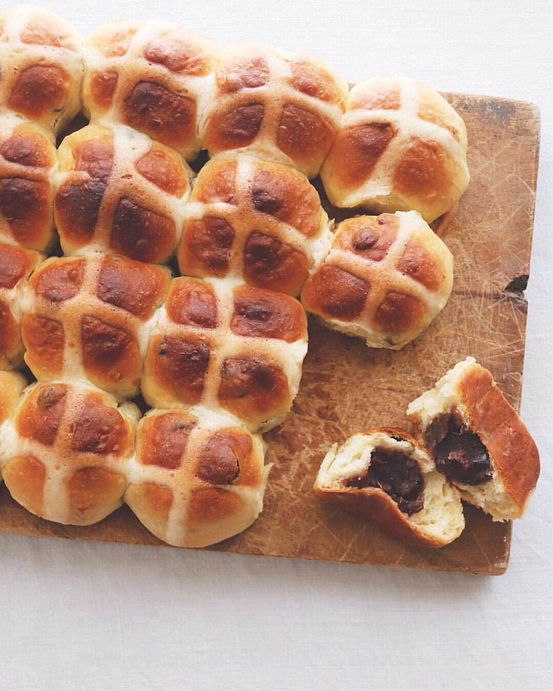 樋口正樹さんのインスタグラム写真 - (樋口正樹Instagram)「Hot cross buns . 今朝は焼きたてパン、 ホットクロスバンズ。 生地にはレーズンと クルミを混ぜ込んで、 中は小豆の粒あんこ。 . . . #hotcrossbuns #thebakefeed #ホットクロスバンズ #あんパン #焼きたてパン #パン作り #パン活 #パンスタグラム」4月2日 7時44分 - higuccini