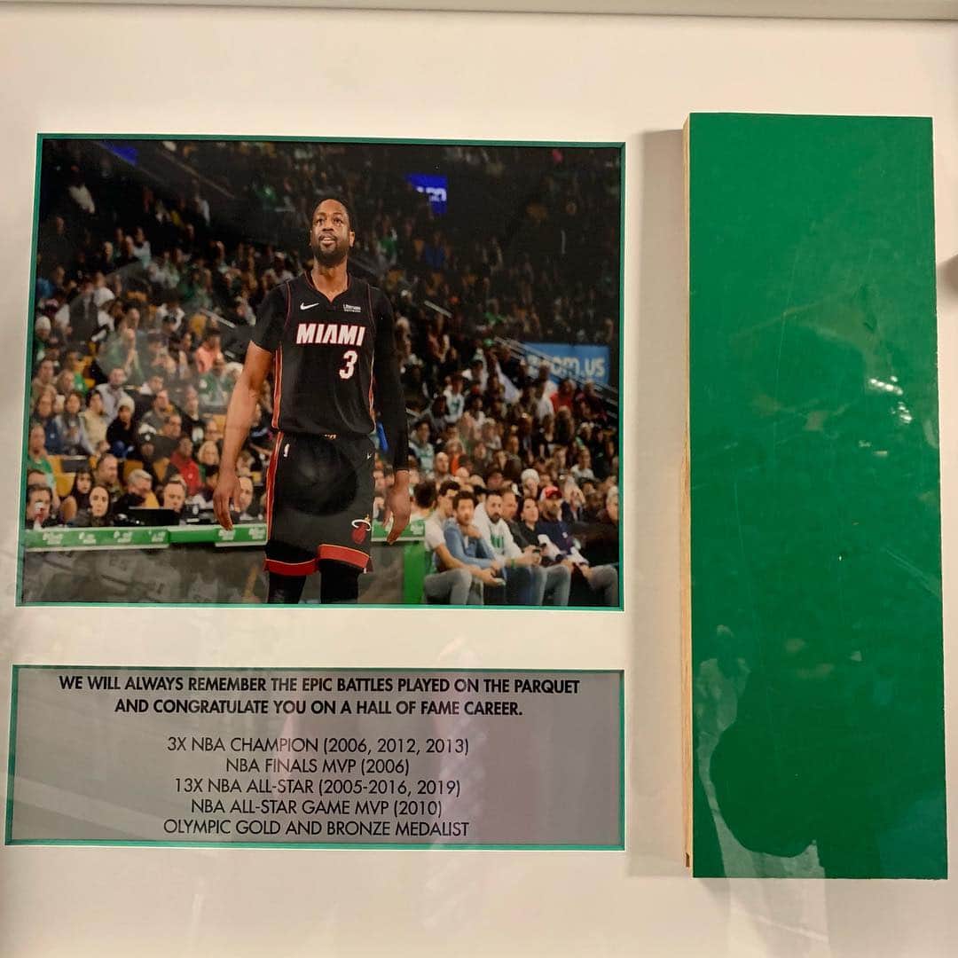 Miami HEATさんのインスタグラム写真 - (Miami HEATInstagram)「Before Monday night’s game in Boston Danny Ainge presented @dwyanewade with a special gift commemorating his many epic battles played on the parquet! Thanks, @Celtics!」4月2日 7時52分 - miamiheat