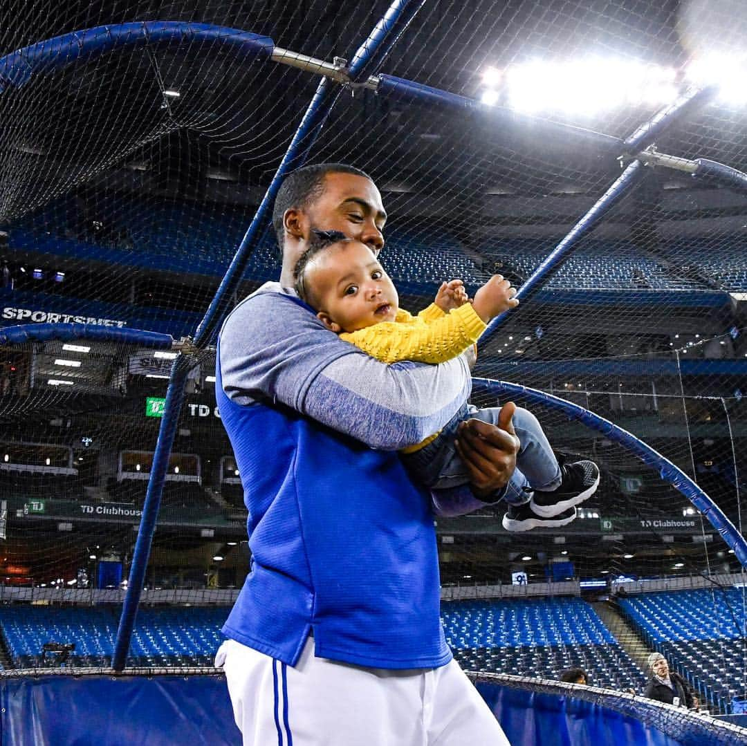 トロント・ブルージェイズさんのインスタグラム写真 - (トロント・ブルージェイズInstagram)「The cutest thing you'll see today: Uncle Teoscar in action! 😍 #LetsGoBlueJays⁠」4月2日 8時03分 - bluejays