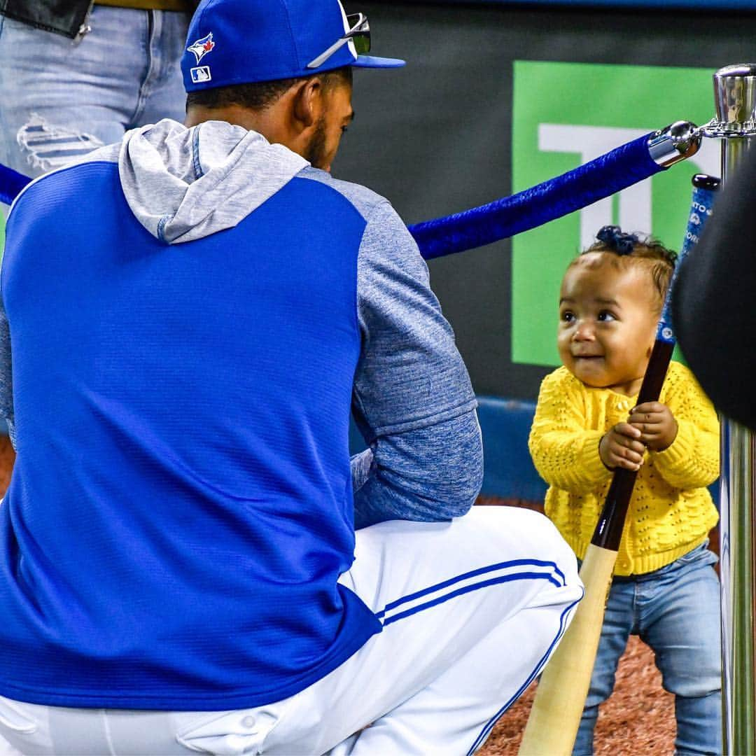 トロント・ブルージェイズさんのインスタグラム写真 - (トロント・ブルージェイズInstagram)「The cutest thing you'll see today: Uncle Teoscar in action! 😍 #LetsGoBlueJays⁠」4月2日 8時03分 - bluejays