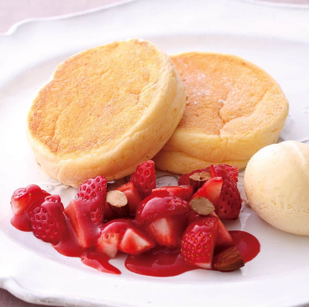 KIHACHI公式Instagramさんのインスタグラム写真 - (KIHACHI公式InstagramInstagram)「【リコッタチーズのパンケーキ ～ストロベリー＆ナッツ～】 キハチ カフェ人気のリコッタチーズのパンケーキが春ならではのパンケーキでお楽しみいただけます！　おいしさの秘密はスフレチーズケーキのようなふわふわ食感がポイント。バニラアイスまたは生クリームと共にお召し上がりください。 【4月30日まで実施：実施店舗　福岡三越、小倉駅前アイム、広島福屋八丁堀本店、名古屋名鉄百貨店本店】  #KIHACHI #KIHACHICAFE #キハチ #キハチカフェ　#パンケーキ　#リコッタチーズのパンケーキ　#リコッタチーズパンケーキ　#苺スイーツ　#ストロベリーマニア 　#いちご 　#strawberrypancakes　#pancakes　#sweetstagram　#福岡三越　#小倉アイム　#広島福屋八丁堀　#名古屋名鉄　#teatime　#カフェスイーツ　#スイーツマニア　#strawberrys　#苺パンケーキ　#カフェ巡り好きな人と繋がりたい」4月2日 8時04分 - kihachi_official
