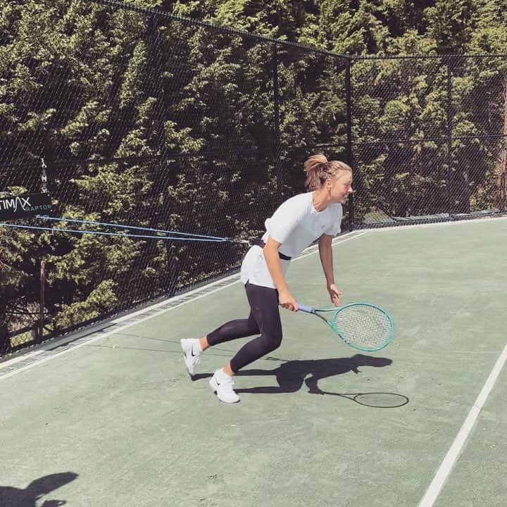 のインスタグラム：「Beginning this week where we left off last week. The first two exercises, I know what you’re thinking...she’s slightly uncoordinated 😂 but im just following Alex. 🤨 Also I need a hashtag for these videos, anyone have ideas? Please don’t say #fitnessmotivation 👻」