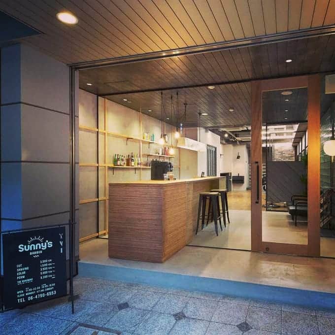 のインスタグラム：「Sunny's BARBER（大阪府大阪市） ＜設計施工＞タカラスペースデザイン株式会社 @tb.net_salondesign  #takarabelmont #タカラベルモント #takaraspacedesign #タカラスペースデザイン  #salondesign #takara_salondesign #理容室 #理容室設計 #サロンインテリア #barber #barbershop #sunnysbarber」