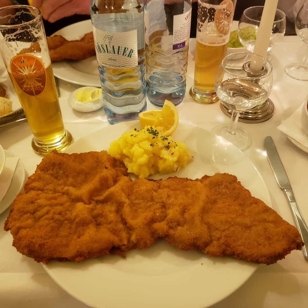 マーク・ザッカーバーグさんのインスタグラム写真 - (マーク・ザッカーバーグInstagram)「Schnitzel for days.」4月2日 7時58分 - zuck