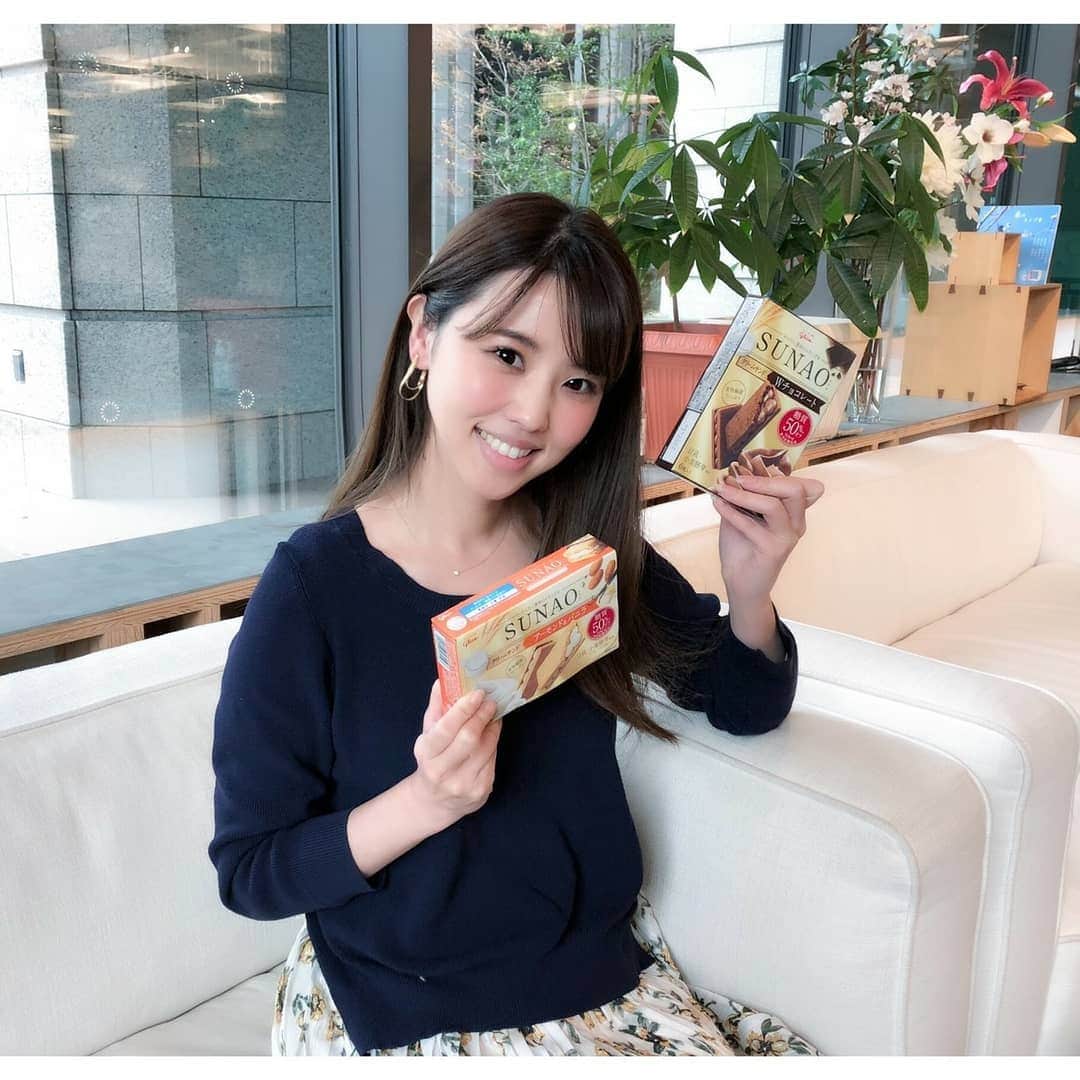 垰智子さんのインスタグラム写真 - (垰智子Instagram)「🌸4月2日に新発売される 『SUNAO クリームサンド』のワークショップに参加してきました🌸 . #糖質50%オフ なのに、とっても美味しいのが魅力のお菓子、SUNAOシリーズに、アーモンド＆バニラとＷチョコレートのクリームサンドのスィーツが新発売😋💕 . しかも、今回新発売するクリームサンドは、去年参加させてもらった、SUNAOのワークショップの時の意見を元に完成した商品なの✨ . だから、想い入れがあるの😊 . 出来上がったクリームサンドは、甘過ぎず絶妙な美味しさのクリームとサクッとした生地にサンドされて、とっても美味しい😊 . イベントでは、チームに分かれて#sunao の#クリームサンド のPR動画を作ったの😆💕 ストーリーに私達が作ったのをアップしたから、みてね🌸 . #Glico_PR #SUNAO ＃SUNAOしよ! #sweets #クリームサンド #糖質オフ #新発売 #お菓子」4月2日 7時59分 - taotao_tomo