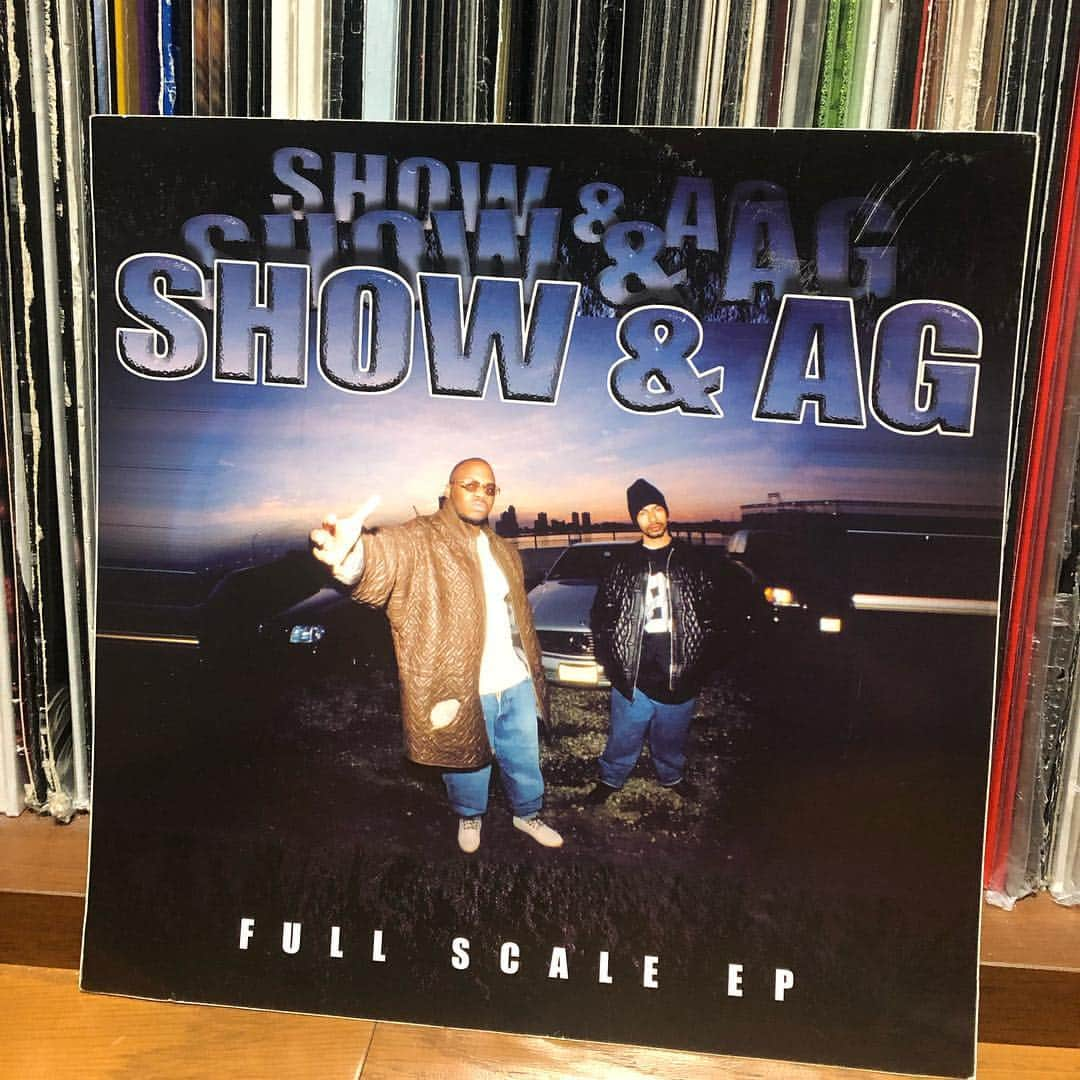 DJ SANCONさんのインスタグラム写真 - (DJ SANCONInstagram)「SHOW & AG Sticker Collection ステッカーコレクション 26 ------------------------------------------------ 1998年Showbiz & A.G.から 改名された後発売された アルバムステッカーです！ ------------------------------------------------ #SHOW_AG  #hiphop #hiphopsticker  #hiphopstickers  #90s #90ssticker  #90shiphop #StickerCollection  #hiphopステッカー #hiphopステッカーコレクション  #djsancon #djサンコン」4月2日 7時59分 - djsancon